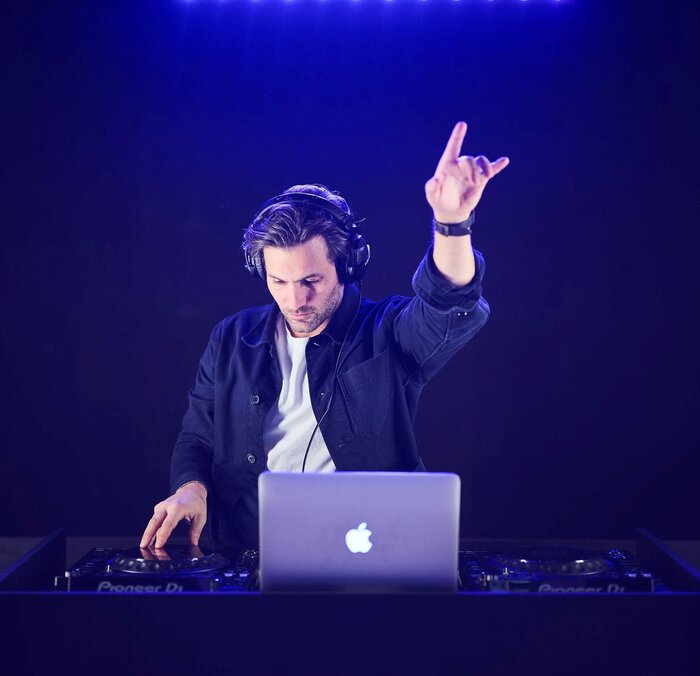 Book a DJ studio in Brussels Pioneer CDJ3000 and DJM900 Plug The